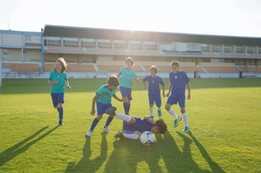 Дети играют в футбол